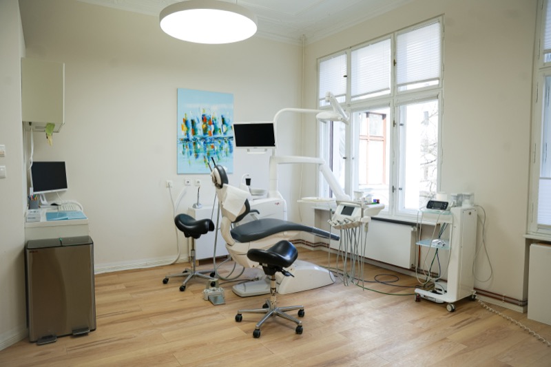 Moderne Zahnarztpraxis mit Behandlungsstuhl