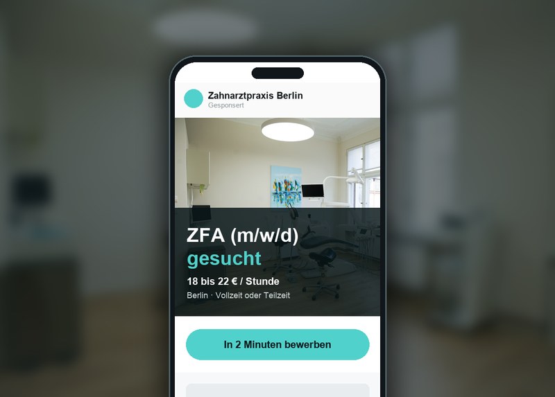 Stellenanzeige einer Zahnarztpraxis auf einem Smartphone im Social-Feed